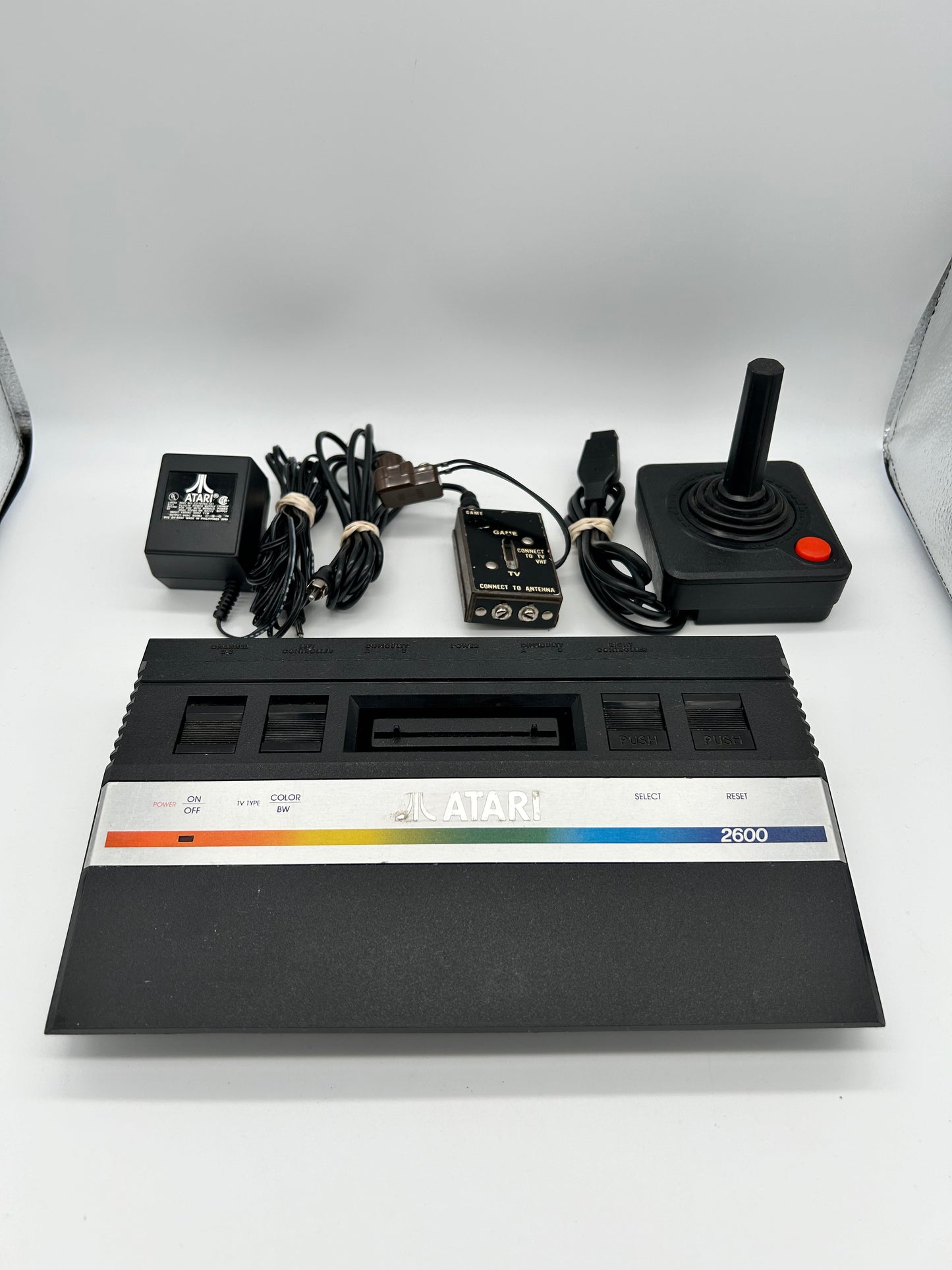 PiXEL-RETRO.COM : ATARI 2600 JUNIOR CONSOLE, CONTROLLERS, POWER SUPPLY, RCA CABLE, NTSC