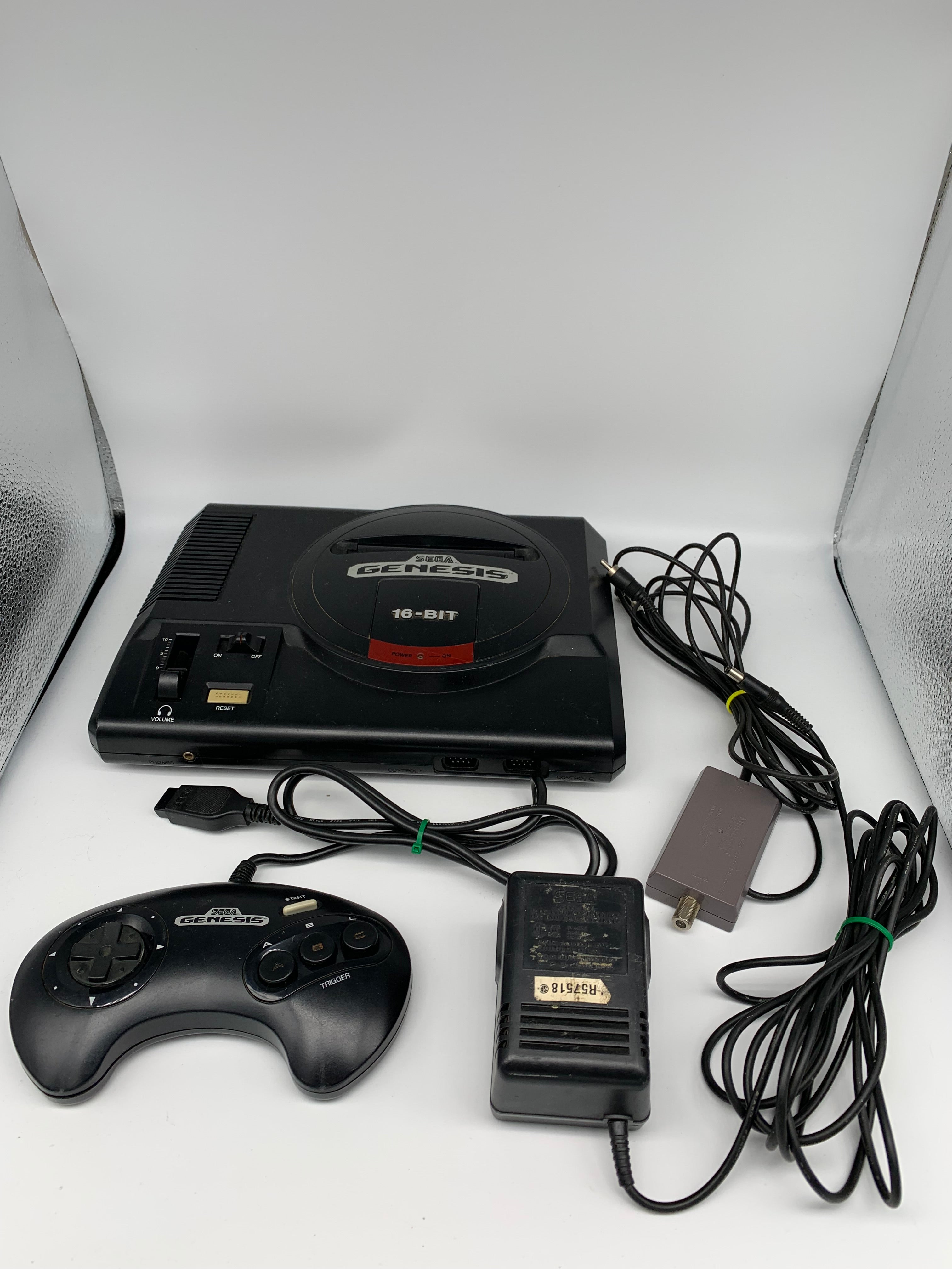 Original retailer Sega Genesis Console (1601) with Extras and Manual