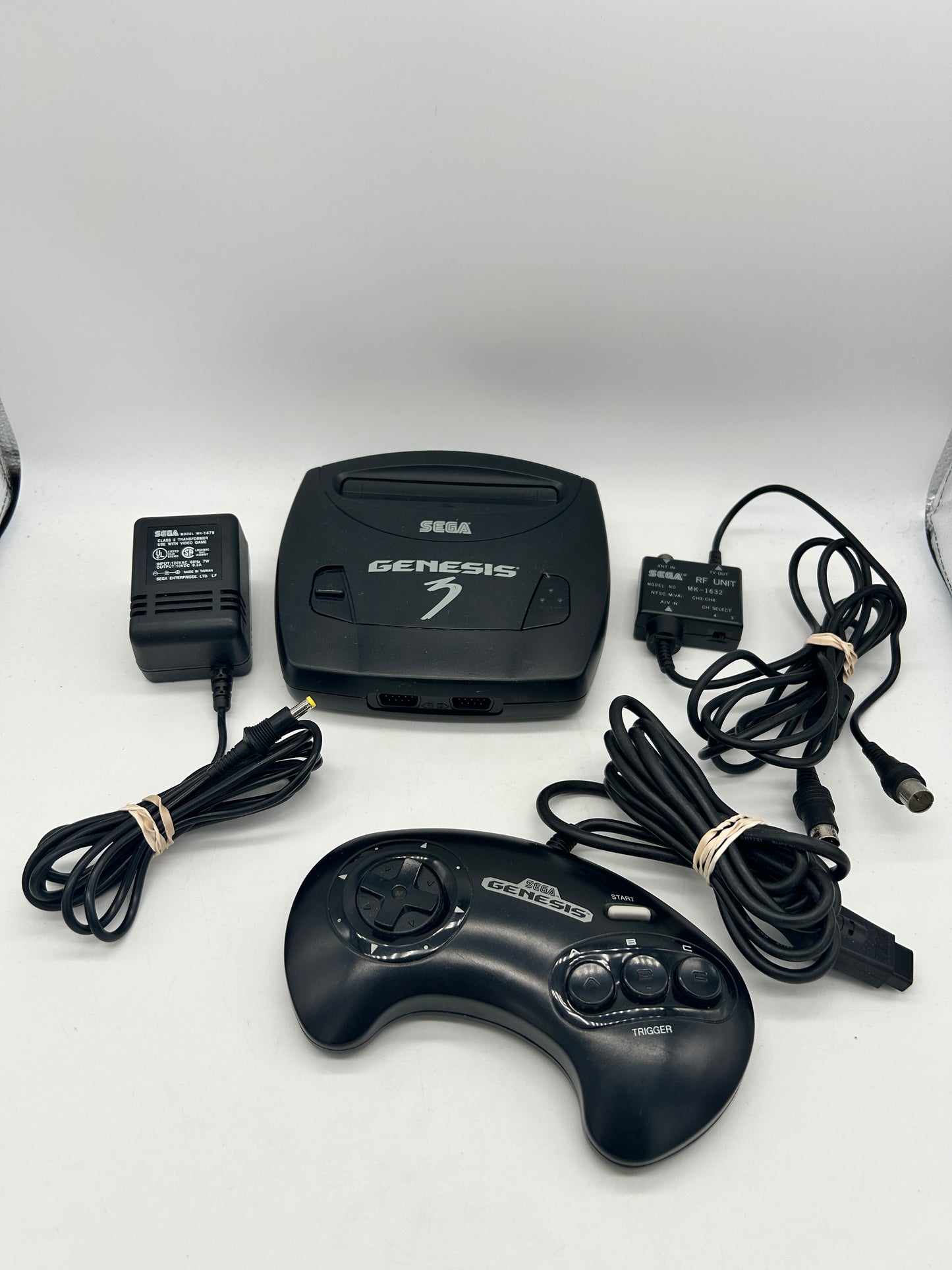 PiXEL-RETRO.COM : SEGA GENESIS ORIGINAL BLACK MODEL 3 VERSION, CONTROLLER, POWER SUPPLY, ANTENNA RF UNIT CABLE NTSC MK-1461