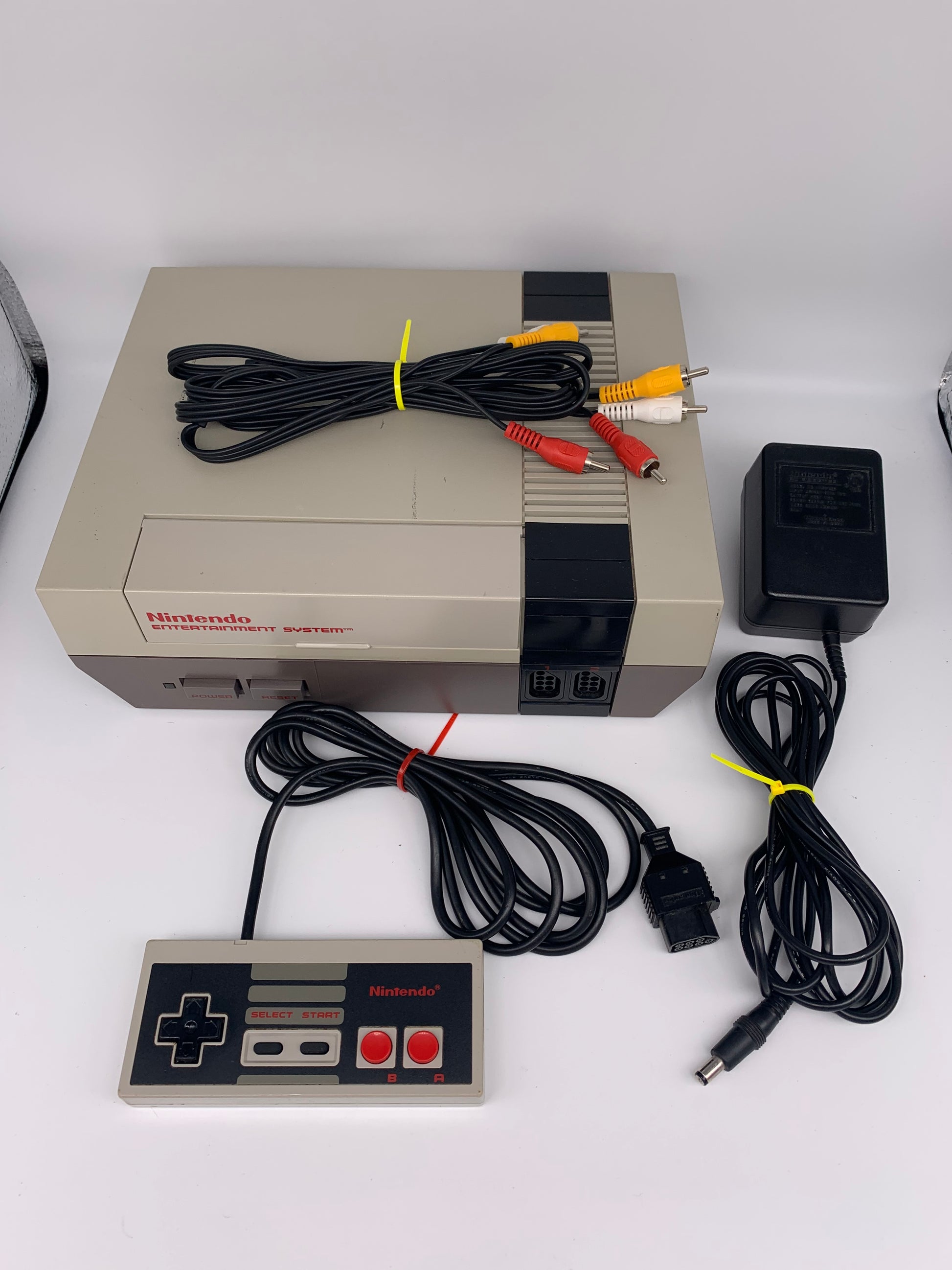 PiXEL-RETRO.COM : NINTENDO ENTERTAINMENT SYSTEM (NES) ORIGINAL GRAY VERSION, CONTROLLER, POWER SUPPLY, RCA CABLE NTSC NES-001