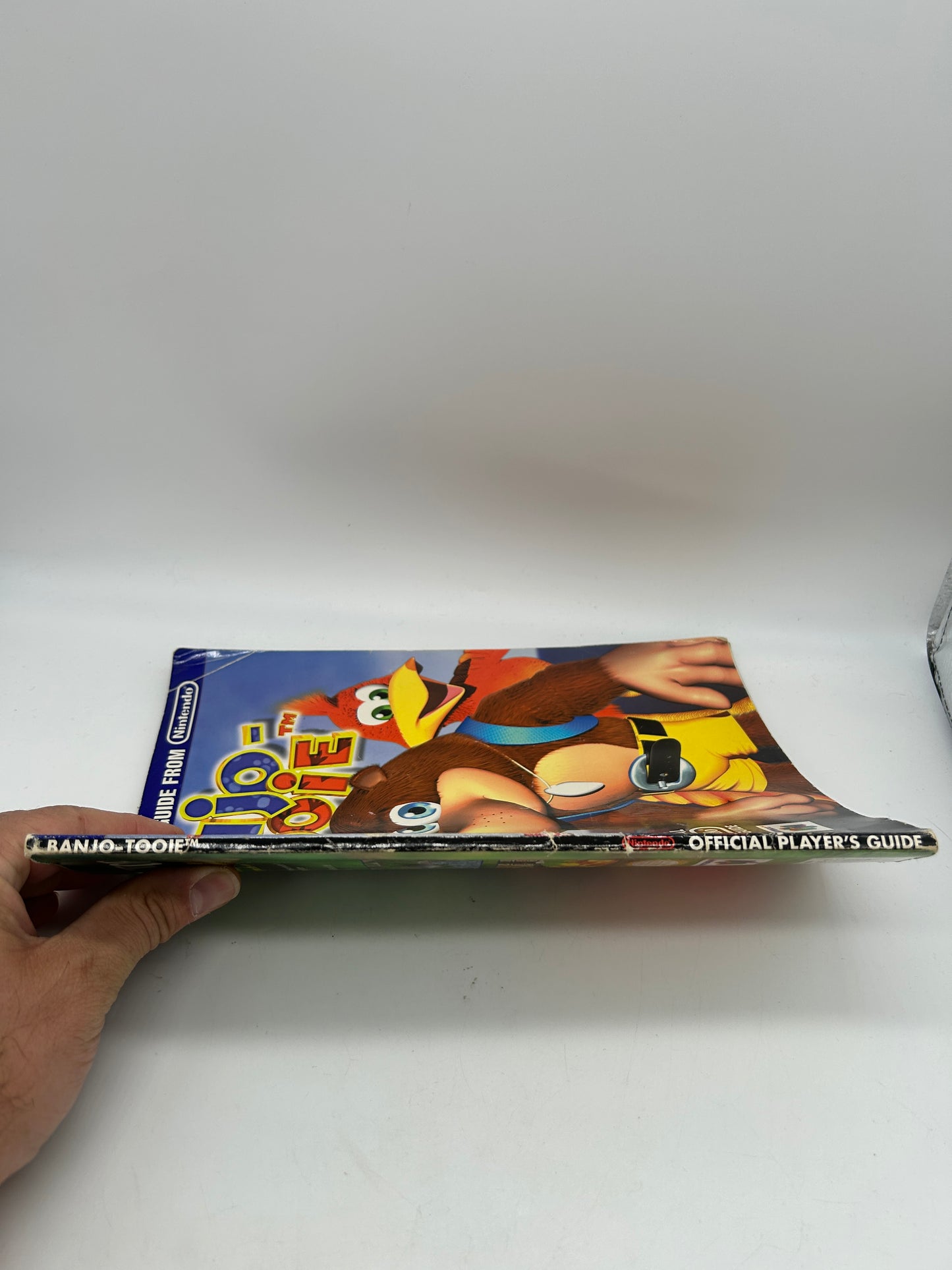 BANJO-TOOiE STRATEGY GUiDE NiNTENDO POWER PLAYERS