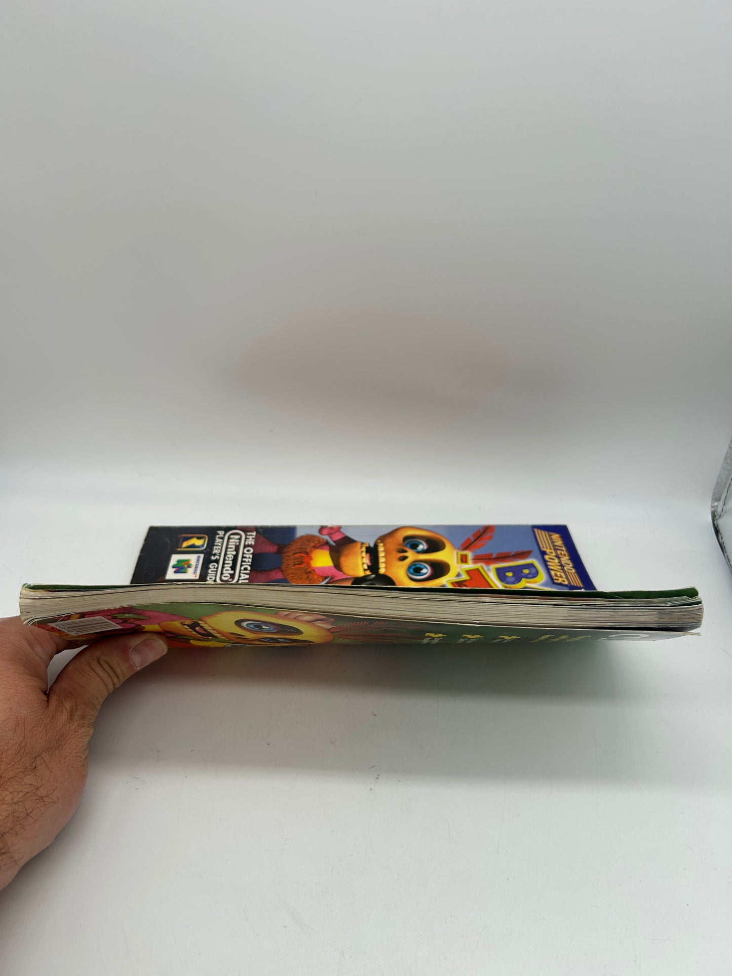 BANJO-TOOiE STRATEGY GUiDE NiNTENDO POWER PLAYERS