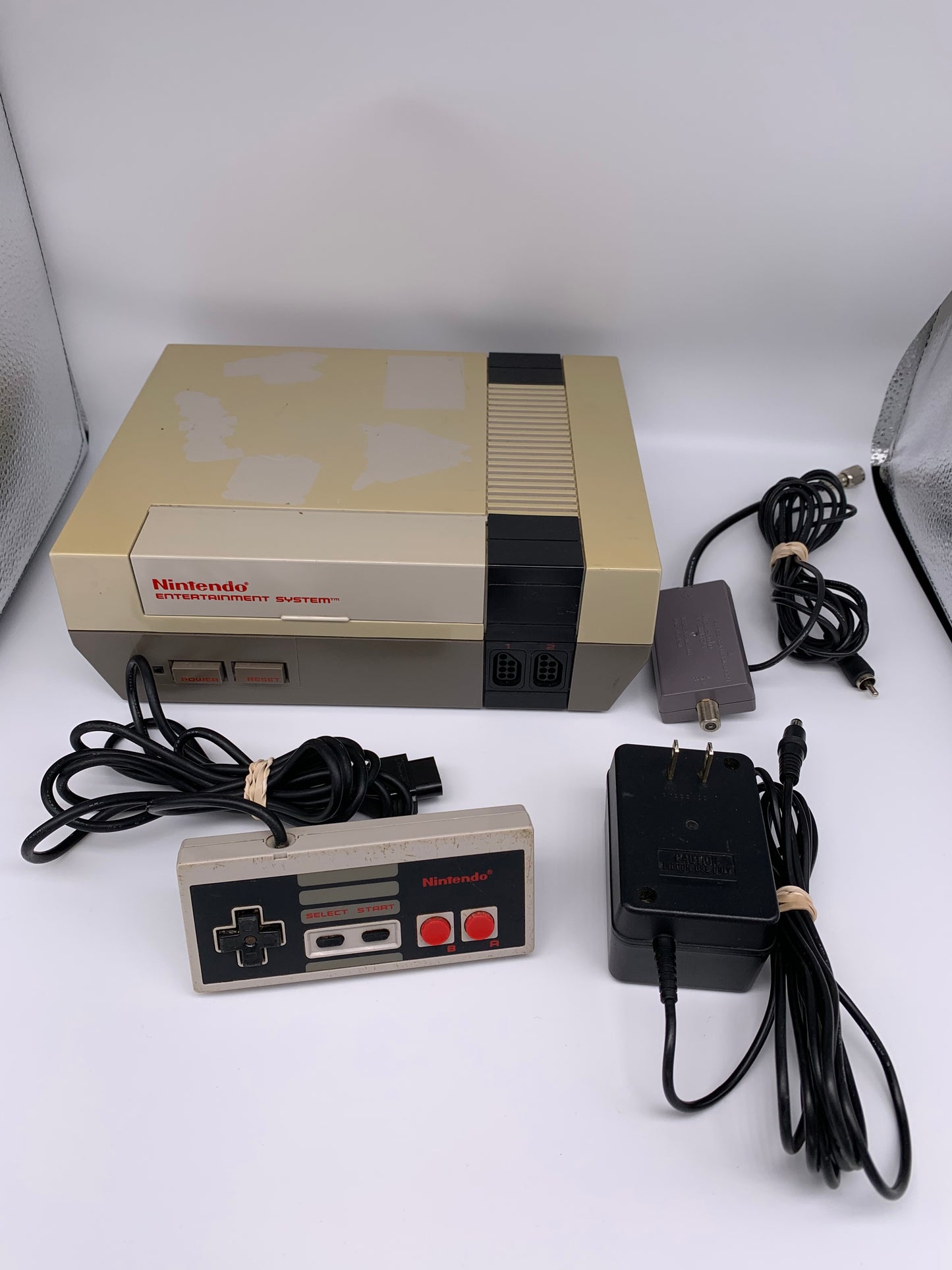 PiXEL-RETRO.COM : NINTENDO ENTERTAINMENT SYSTEM (NES) ORIGINAL GRAY VERSION, CONTROLLER, POWER SUPPLY, RF SWITCH ANTENNA CABLE NTSC NES-001