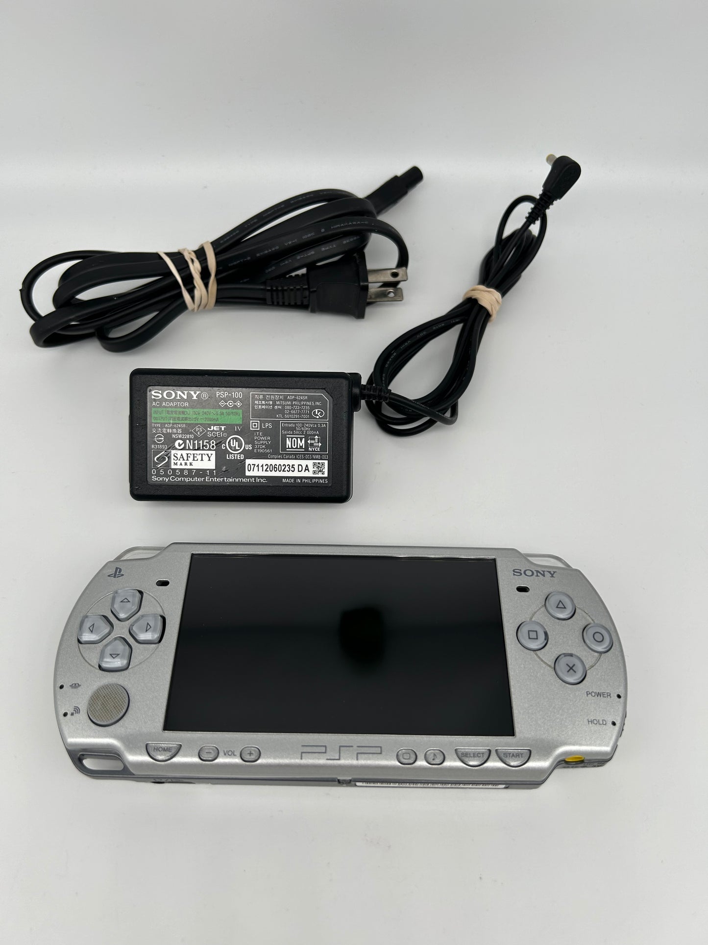 PiXEL-RETRO.COM : SONY PLAYSTATiON PORTABLE [PSP] CONSOLE | MODEL ARGENT PLATiNE PSP2001