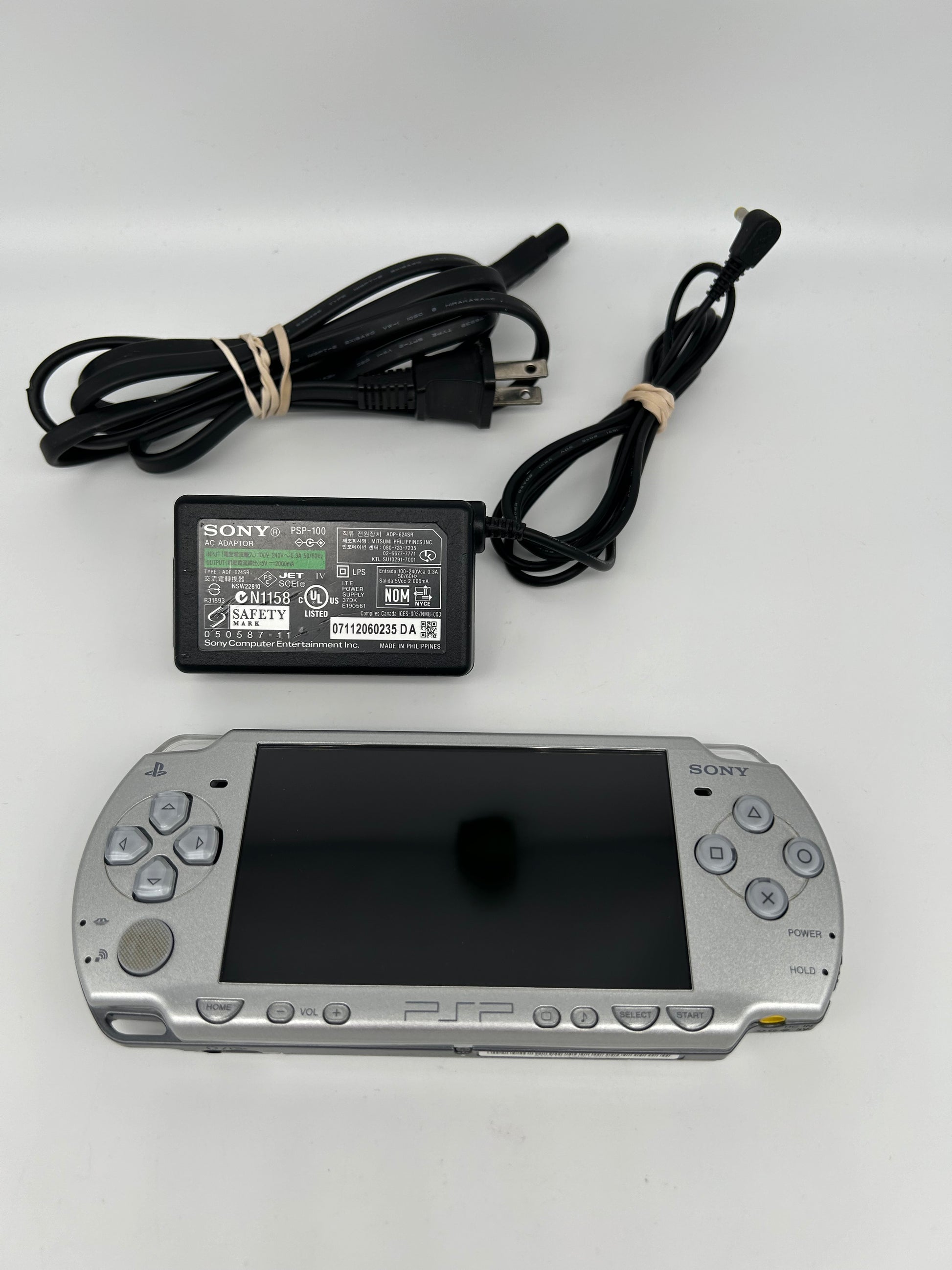 PiXEL-RETRO.COM : SONY PLAYSTATiON PORTABLE [PSP] CONSOLE | MODEL ARGENT PLATiNE PSP2001