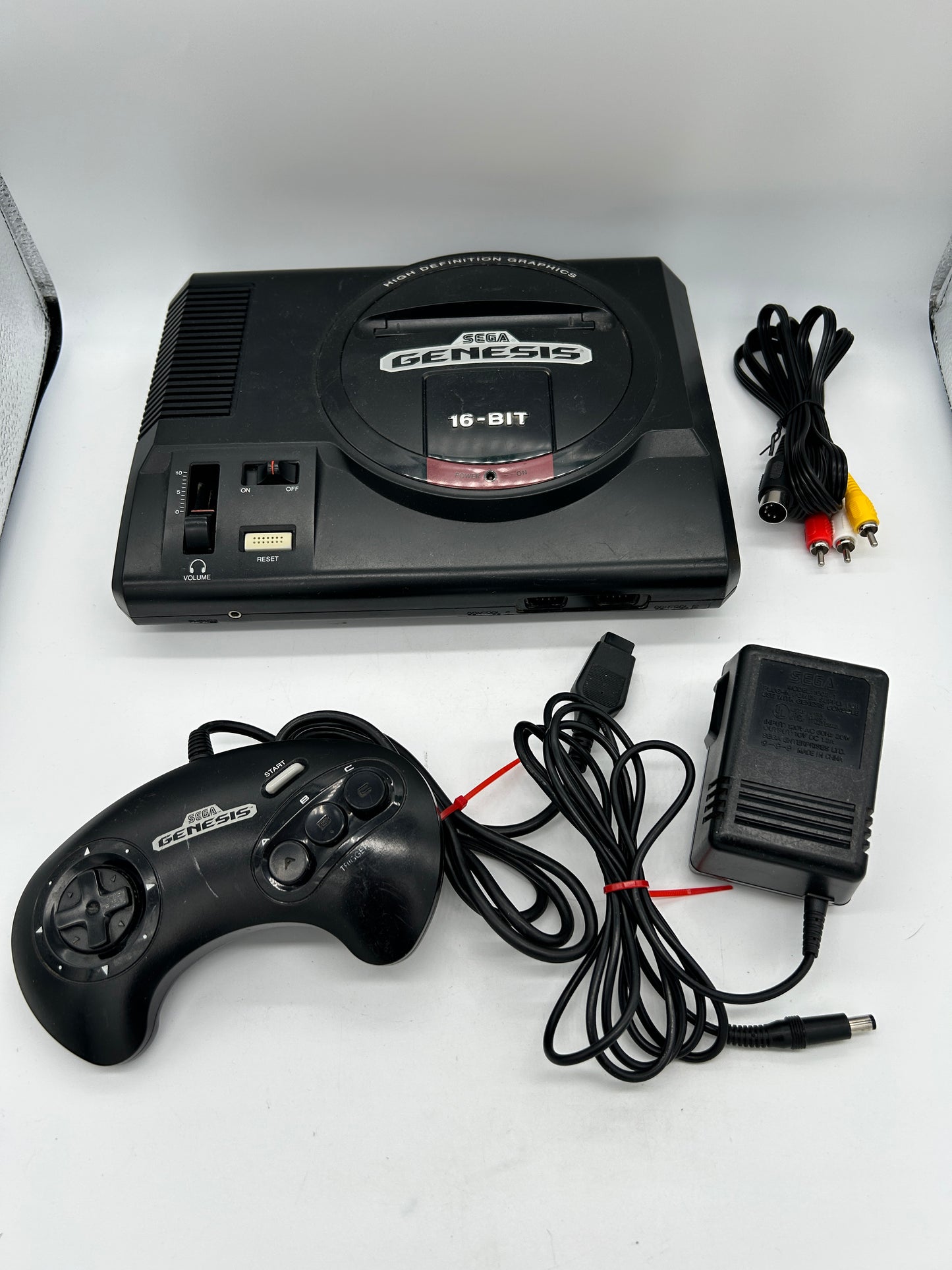 PiXEL-RETRO.COM : SEGA GENESIS ORIGINAL BLACK MODEL 1 VERSION, CONTROLLER, POWER SUPPLY, RCA CABLE NTSC MK-1601-22 HDG HIGH DEFINITION GRAPHICS