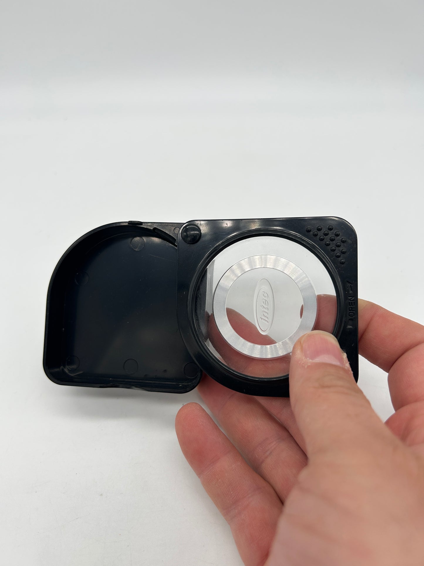 SONY PLAYSTATiON PORTABLE [PSP] | iNTEC UMD CARRYiNG HARD PLASTiC CASE TRANSPORTING CASE