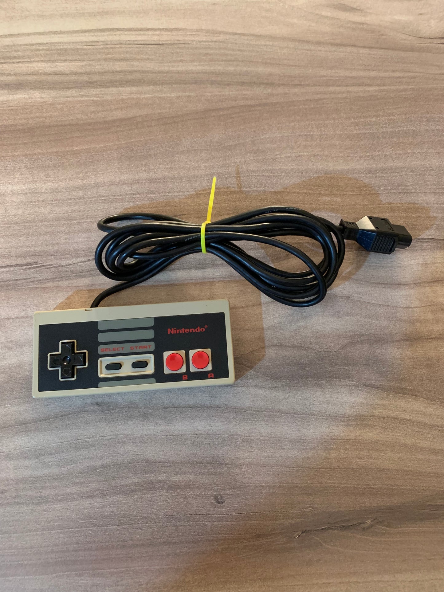 PiXEL-RETRO.COM : NINTENDO ENTERTAiNMENT SYSTEM (NES) CONTROLLER JOYSTICK, NTSC NES-004