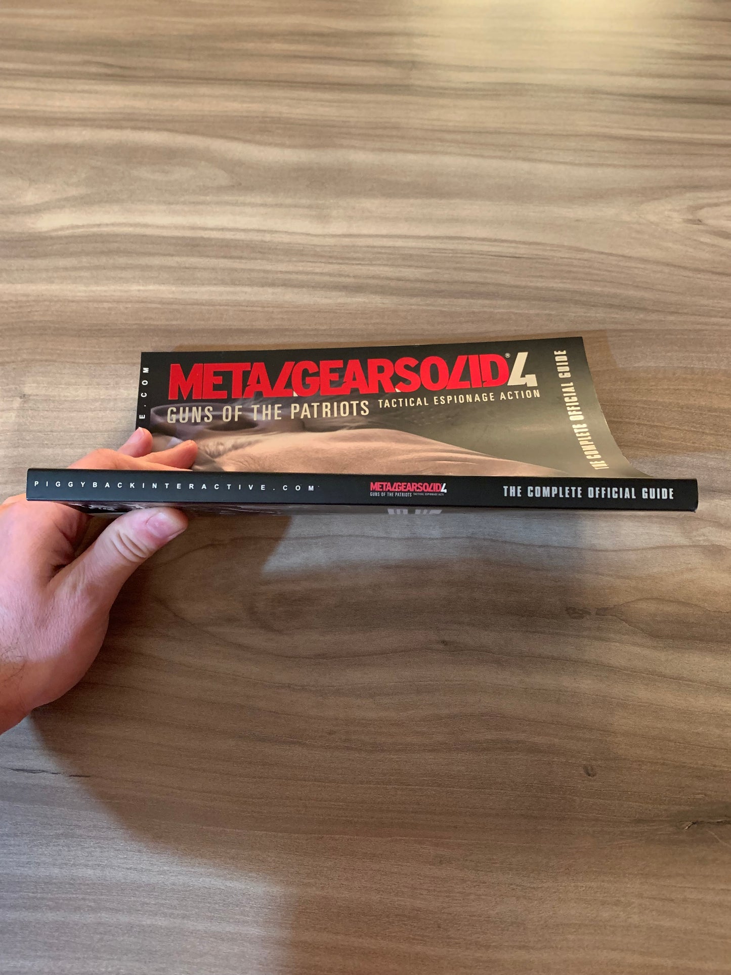 METAL GEAR SOLiD 4 GUNS OF THE PATRiOTS STRATEGY GUiDE PiGGYBACK